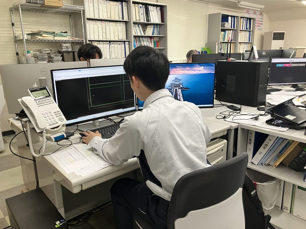 ティ・イー・シー株式会社のインターンシップで、社員の指導を受けながらCADによる機械設計を体験する学生